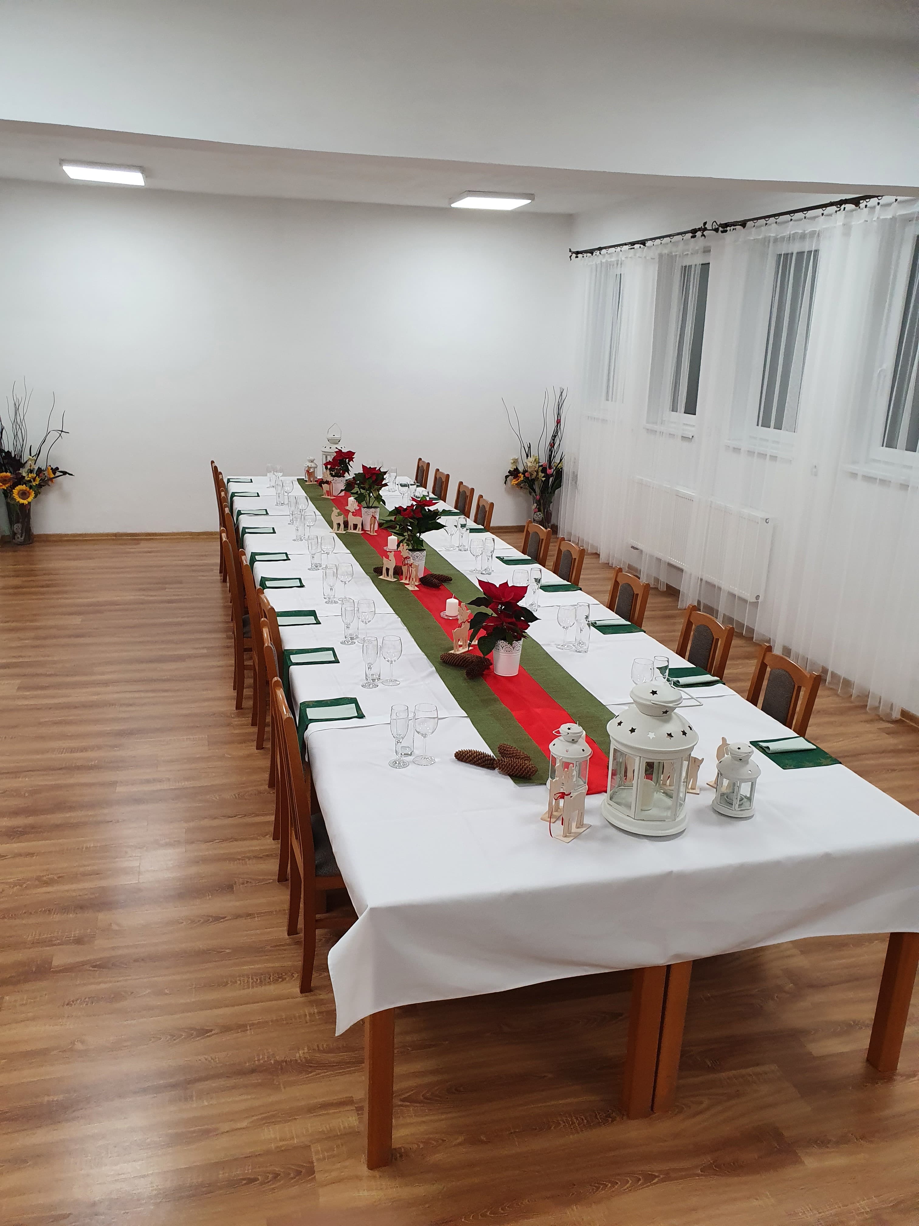 Malá sála so slávnostne prestretou vianočnou tabuľou